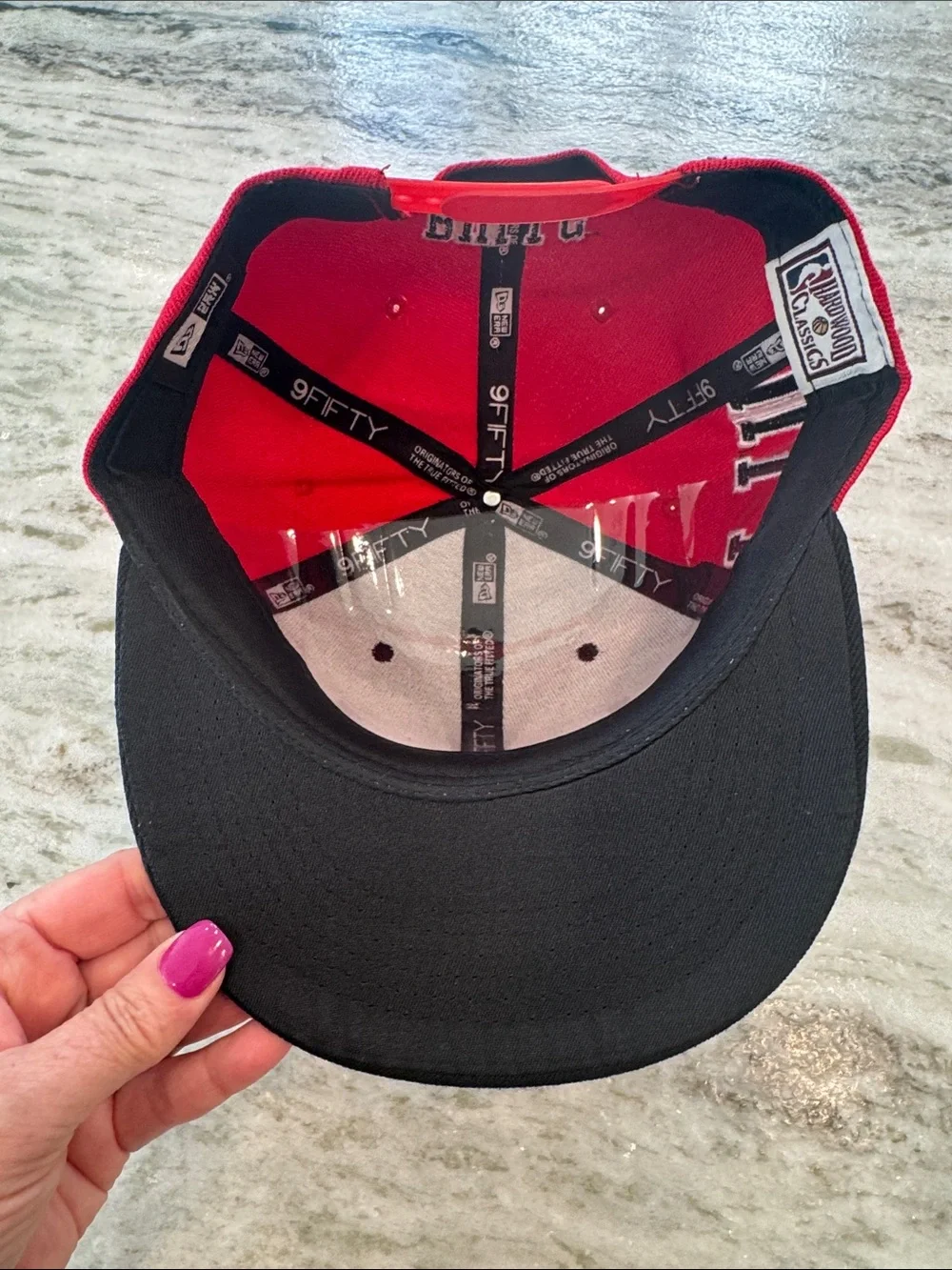New Era 9FIFTY SnapBack Chicago Bulls Embroidered Logo Red Black Two Tone Sports